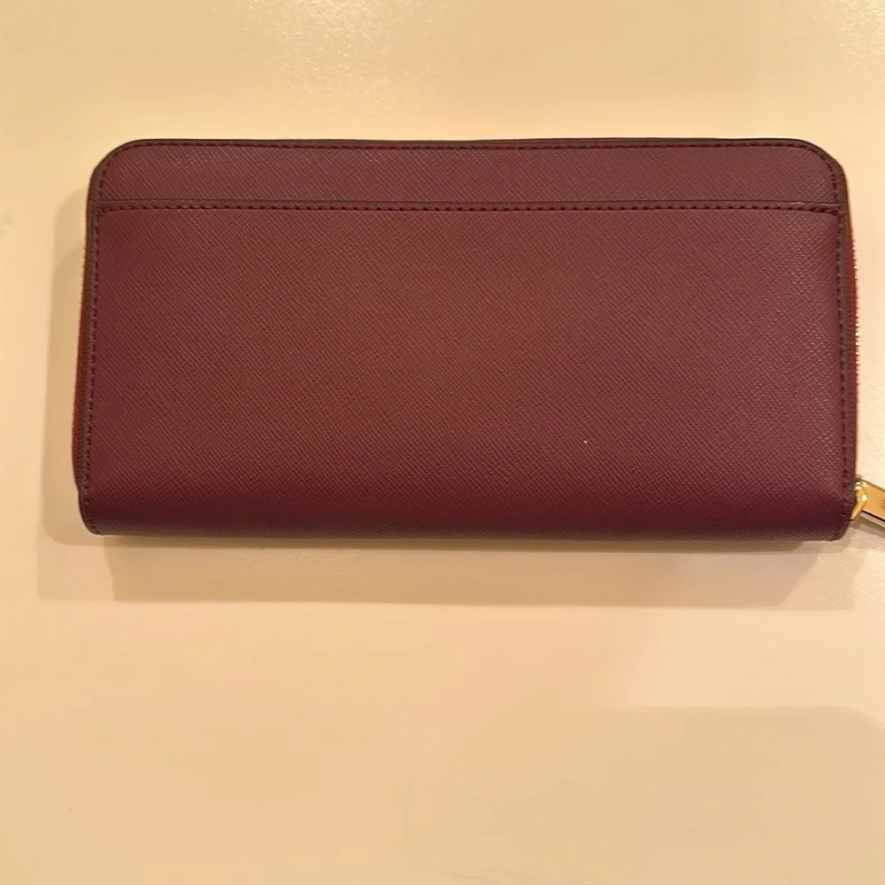 New KATE SPADE Leather Wallet. Gold Zipper And Engraved Logo. Burgundy.